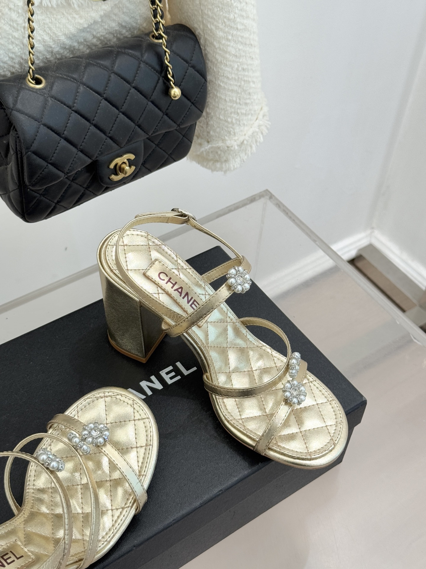 ua Ch**el sandals