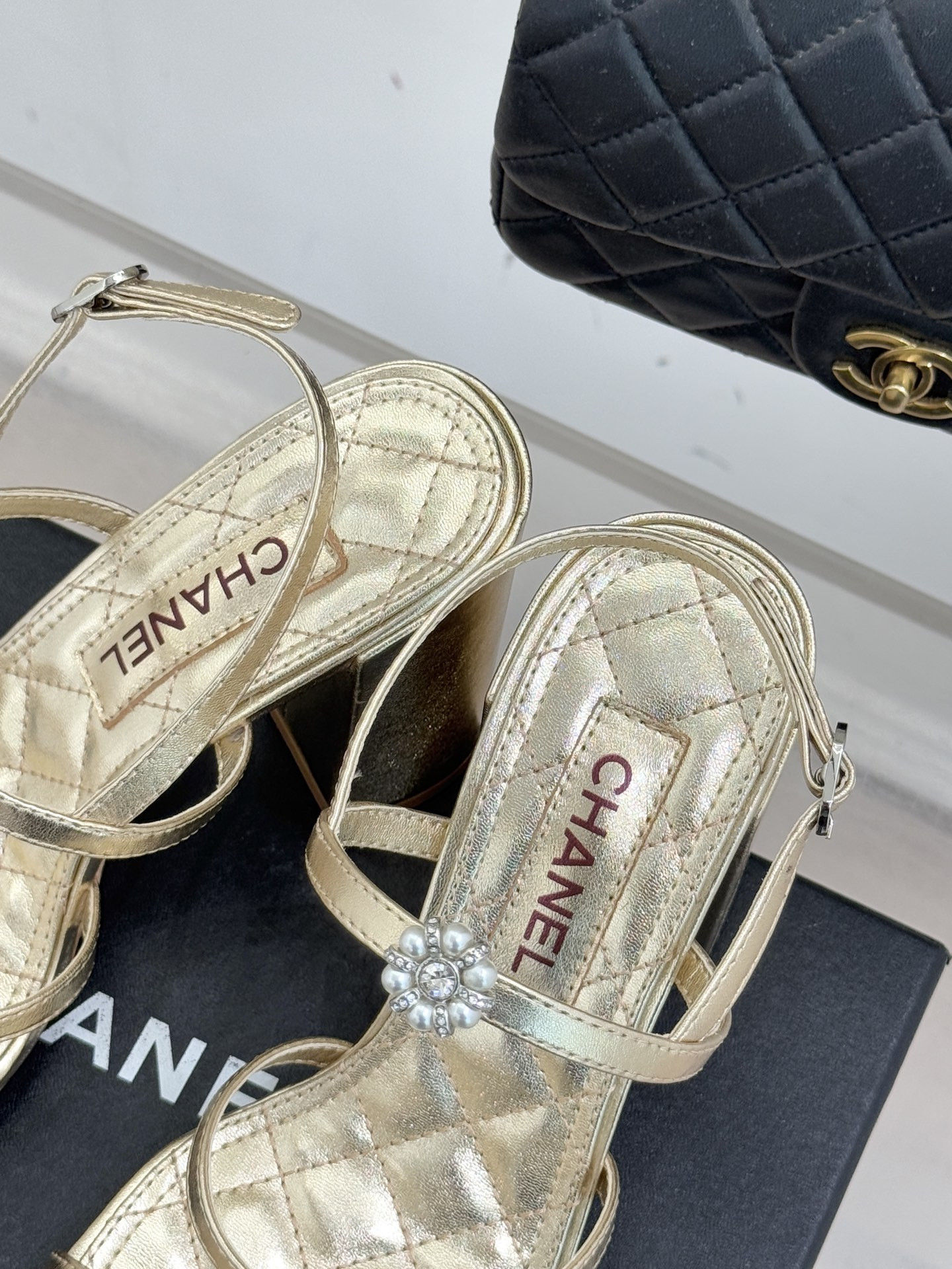 ua Ch**el sandals