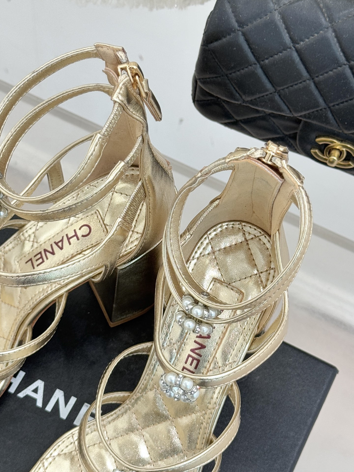 ua Ch**el sandals
