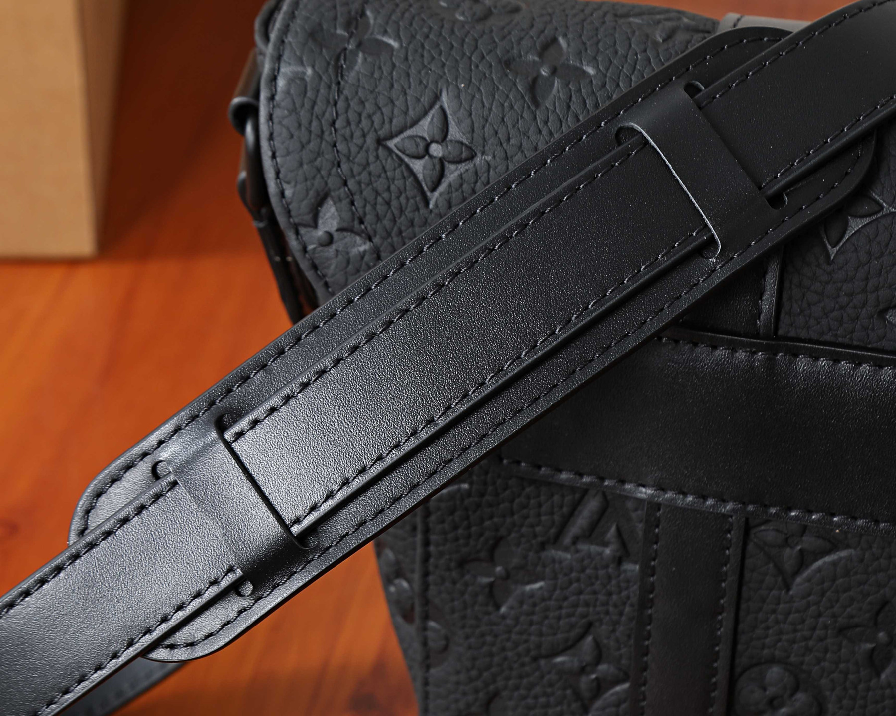 LV CHRISTOPHER Messenger Bag M28324 29x25x9cm