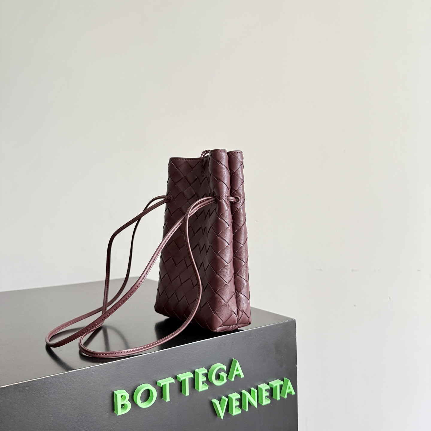 b0tt*ga Ven*ta andiamo phone pouch 21.5x14x7cm