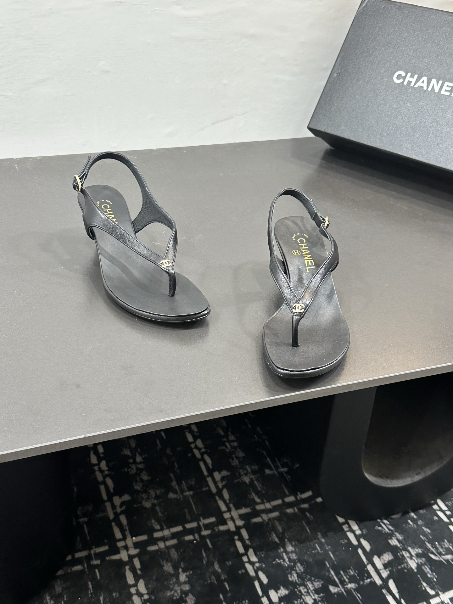 ua Ch**el sandals