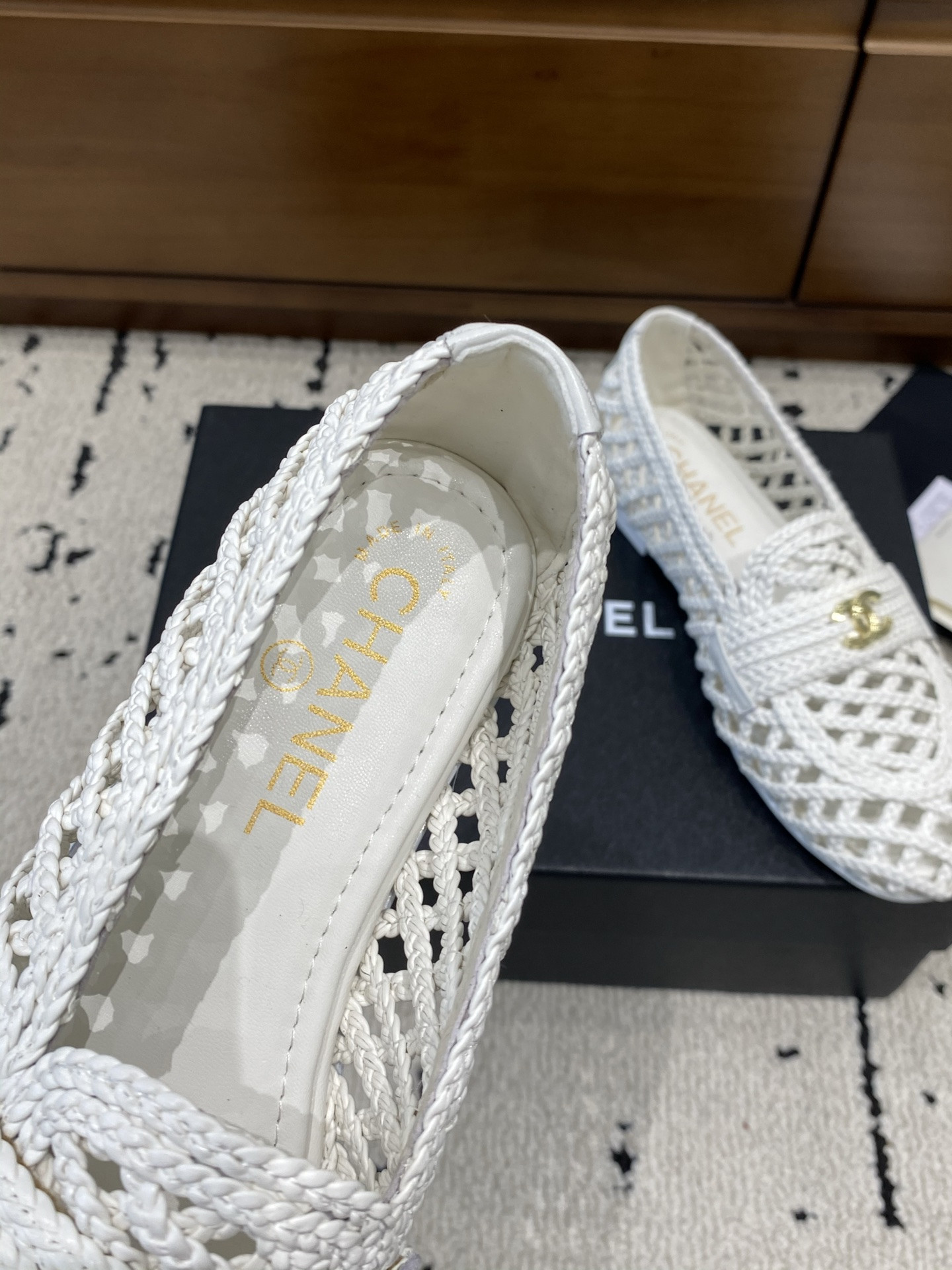 ua Ch**el flat shoes