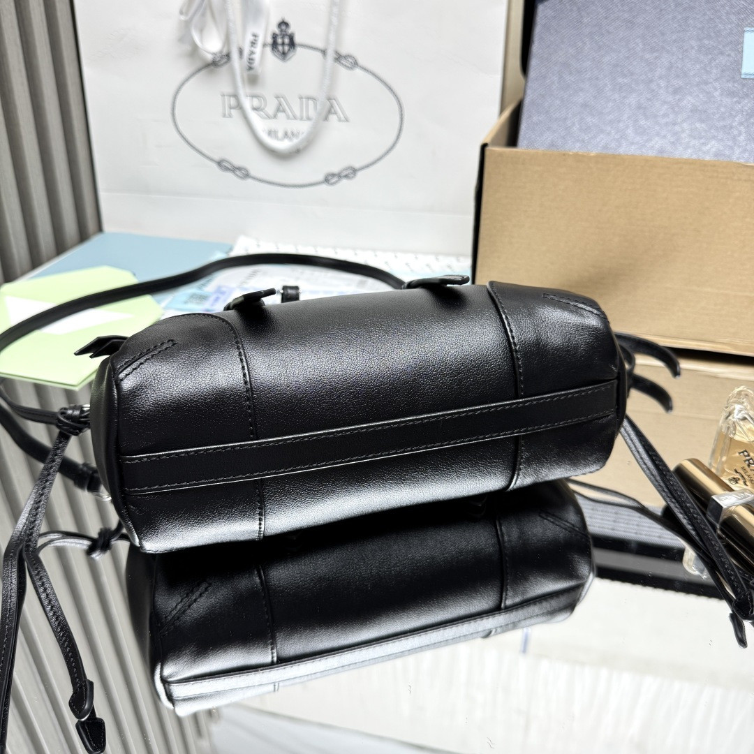 Pra*a Karin Small Leather Bag 14x24x9cm