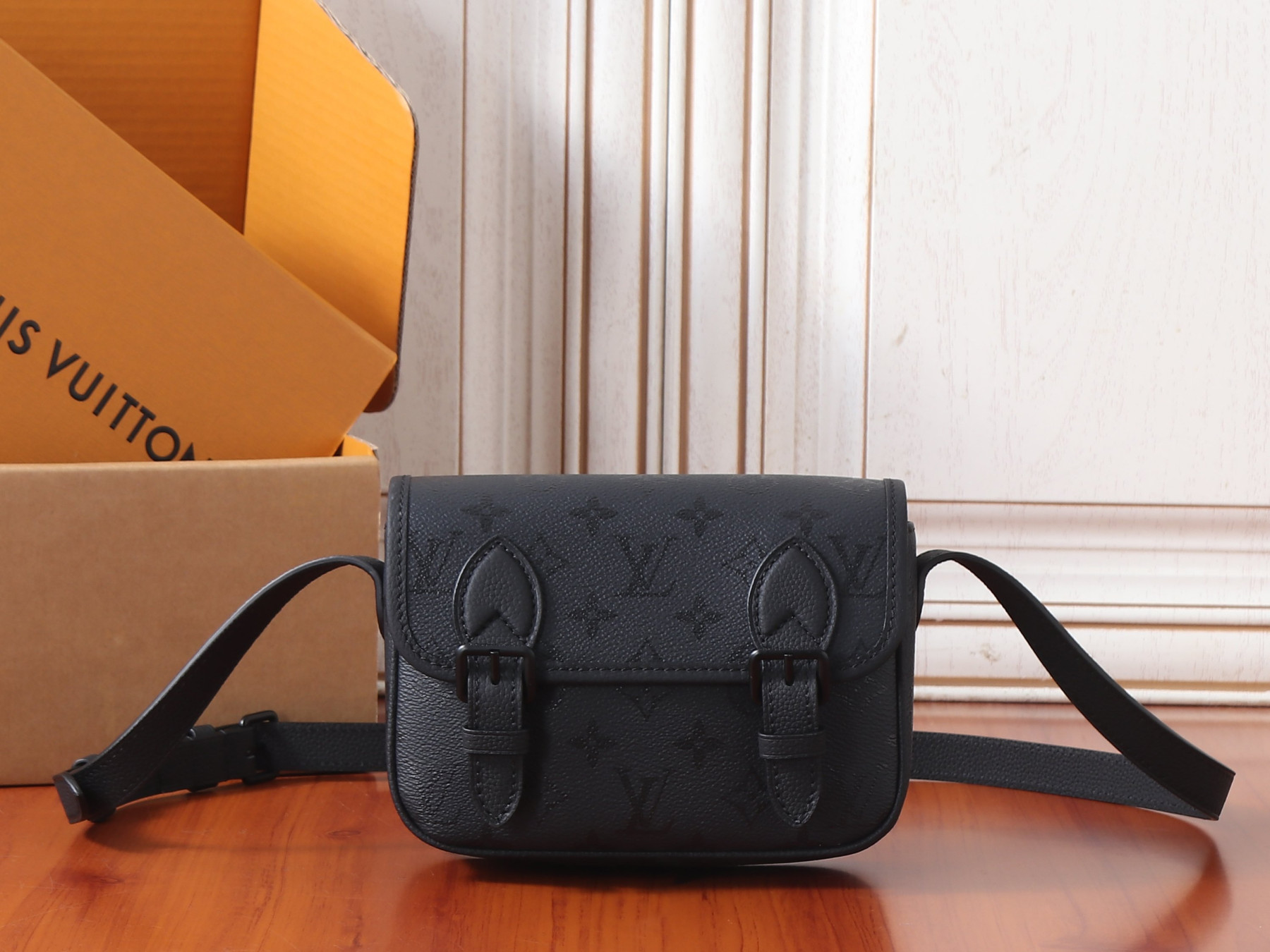 LV Satchel Wearable Wallet M2A259 19.5x15x6cm