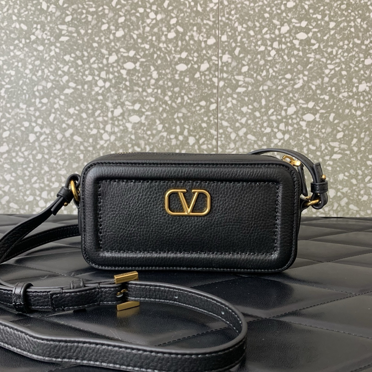 Va1e*ntin0 Garavani Alltime Mini Camera Bag 19x10x5cm