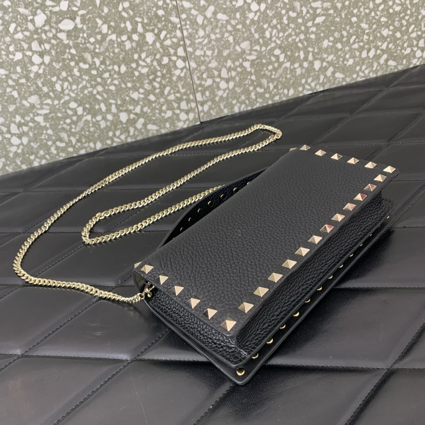 Va1e*ntin0 Garavani Rockstud Chain Wallet 21x10.5x4cm