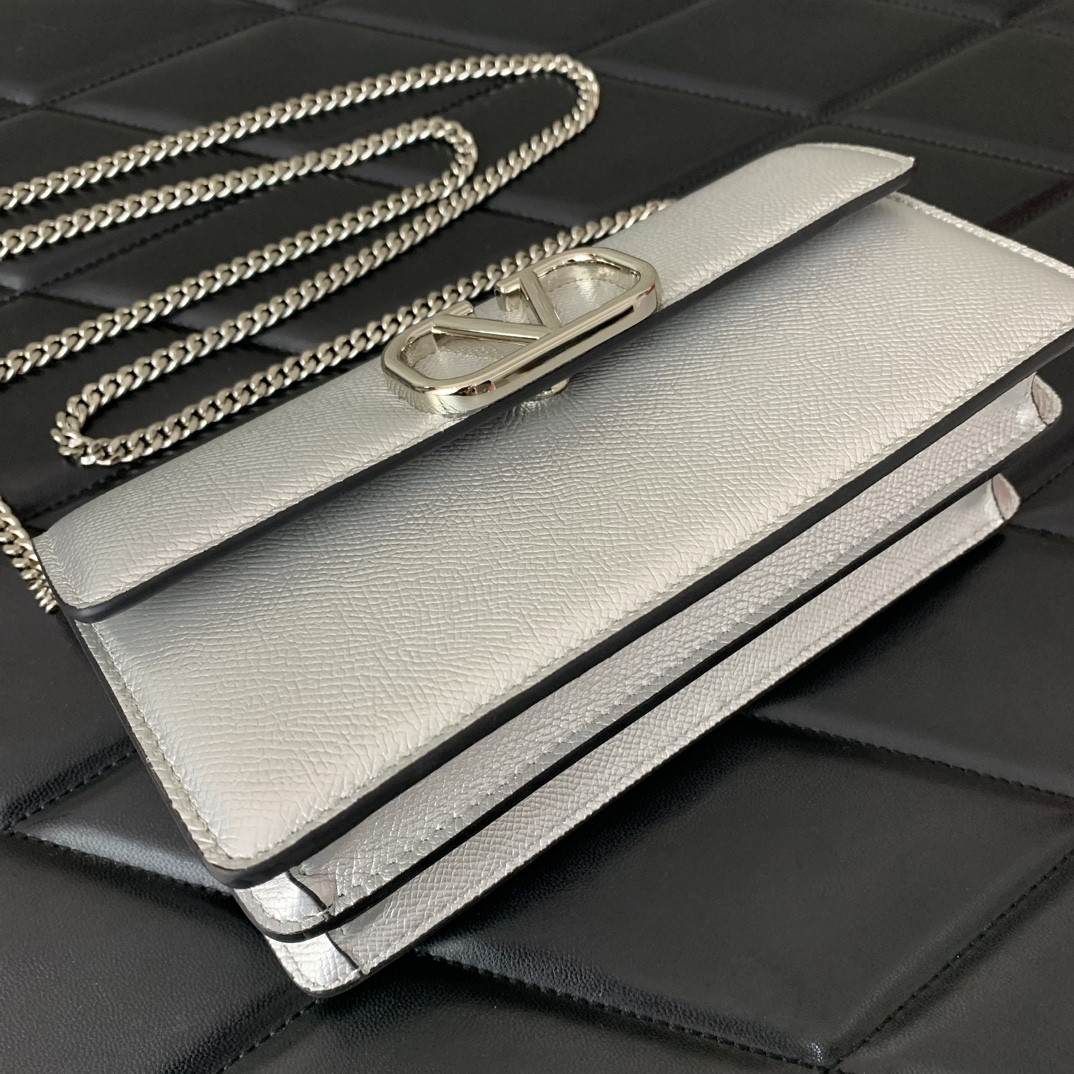 Va1e*ntin0 VLogo Signature Metallic Wallet With Chain 20x5.5x10cm