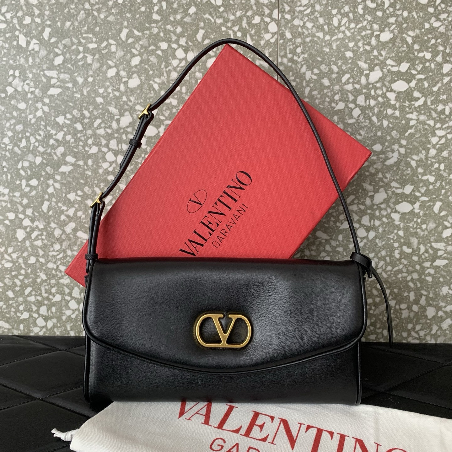 Va1e*ntin0 Garavani Devain Small Nappa Shoulder Bag 23.5x12x3cm
