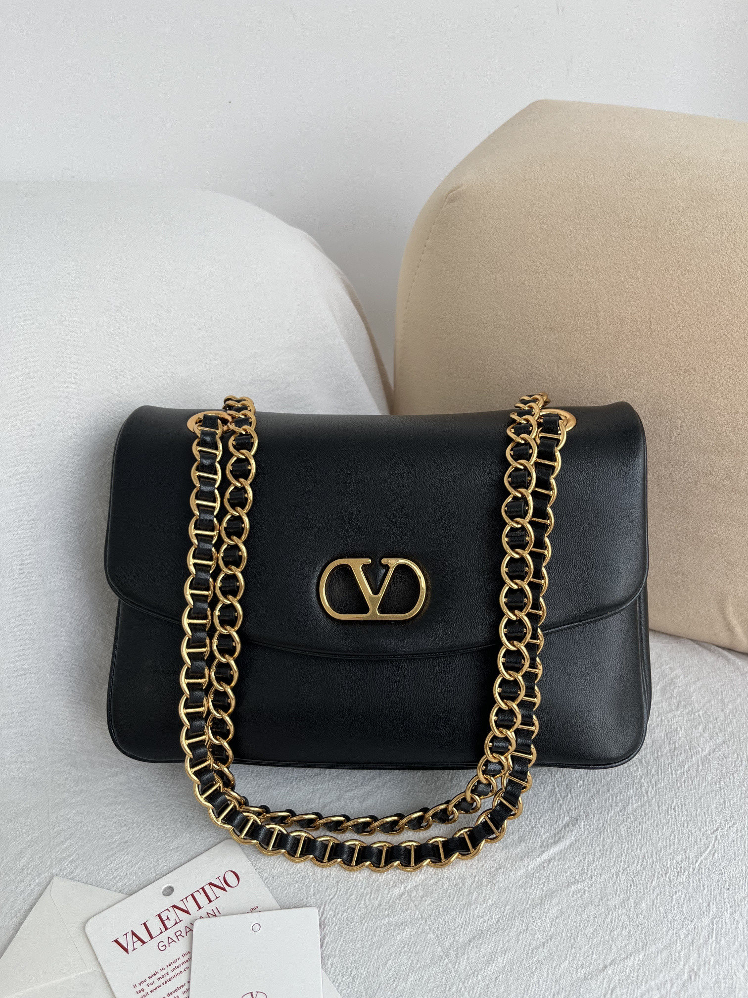 Va1e*ntin0 Garavani Djuna Medium Chain Bag 26.5x17x7cm