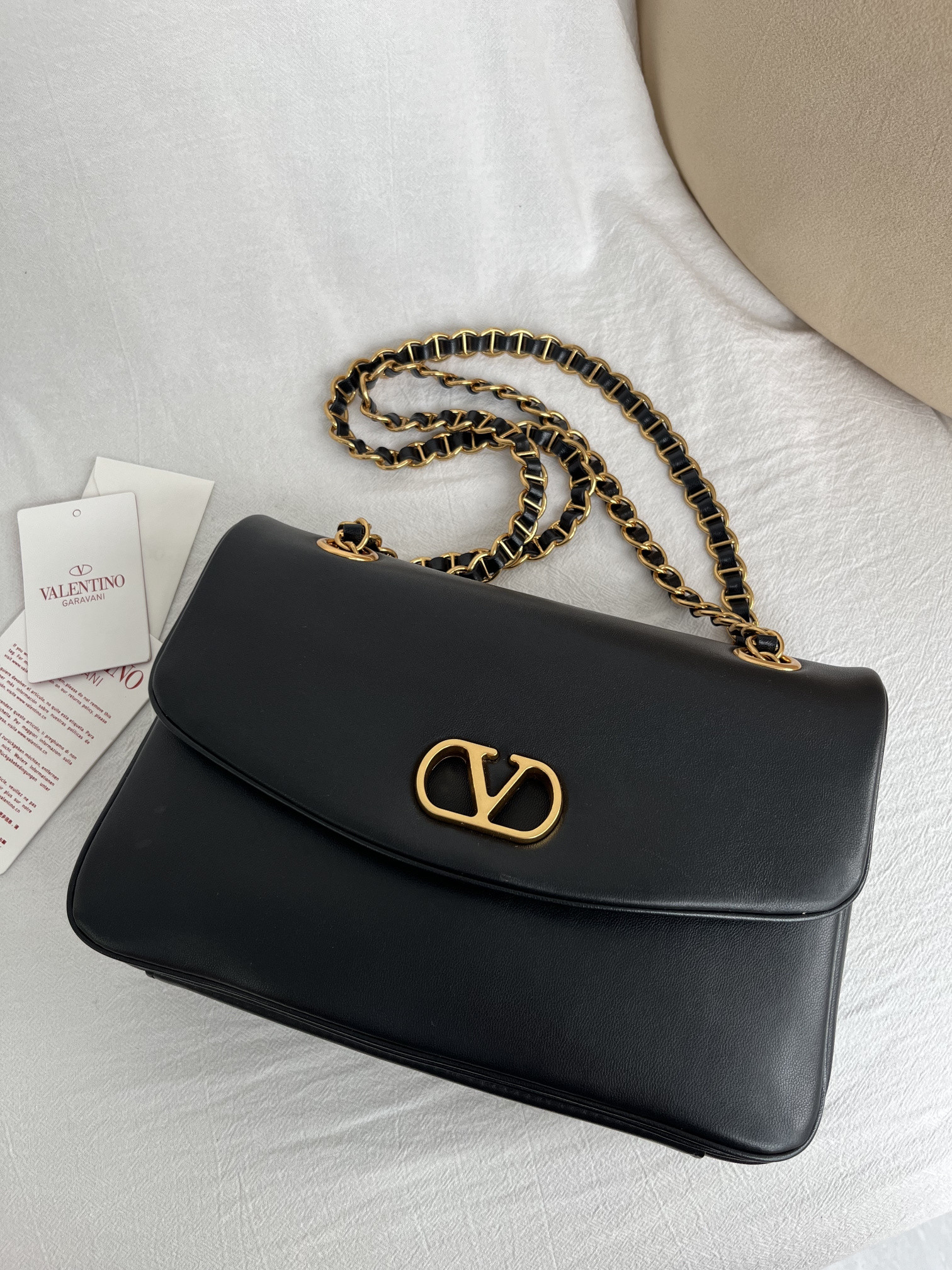 Va1e*ntin0 Garavani Djuna Medium Chain Bag 26.5x17x7cm