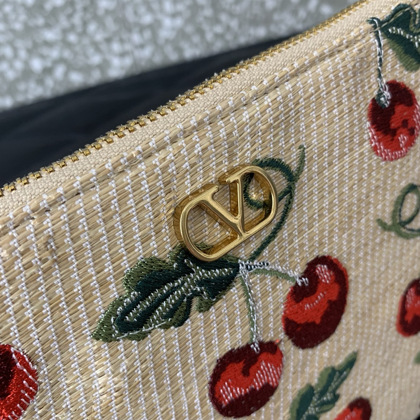 Va1e*ntin0 VLogo Signature Pouch In Jacquard Raffia With Cherryfic Pattern 24x16cm