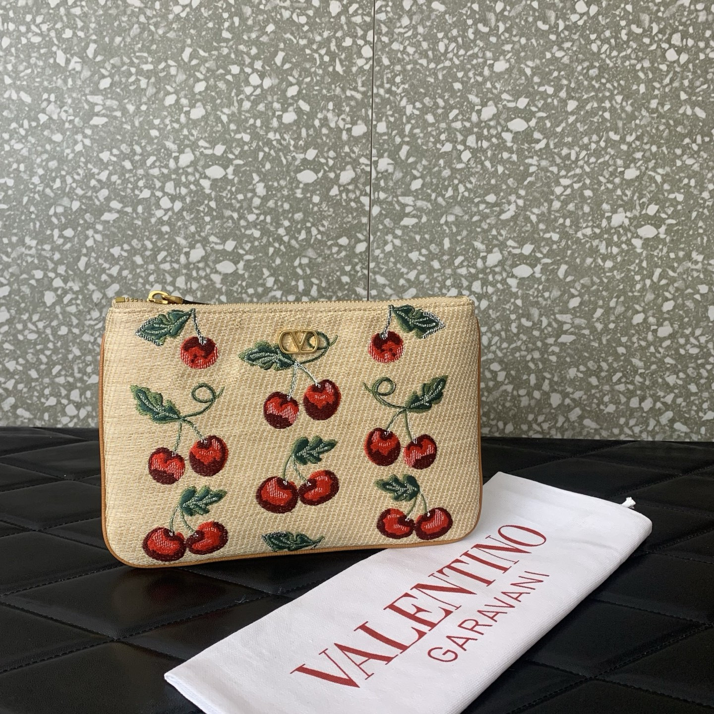 Va1e*ntin0 VLogo Signature Pouch In Jacquard Raffia With Cherryfic Pattern 24x16cm