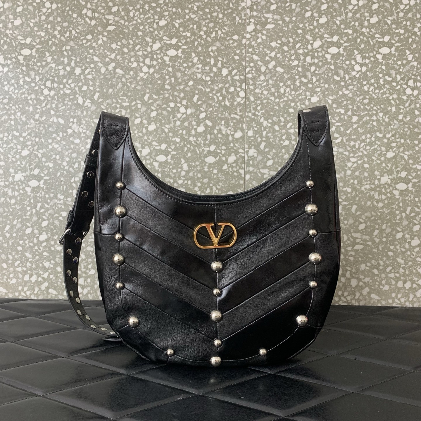 Va1e*ntin0 Garavani Hoboho Small Hobo Bag 28x21.5x3cm