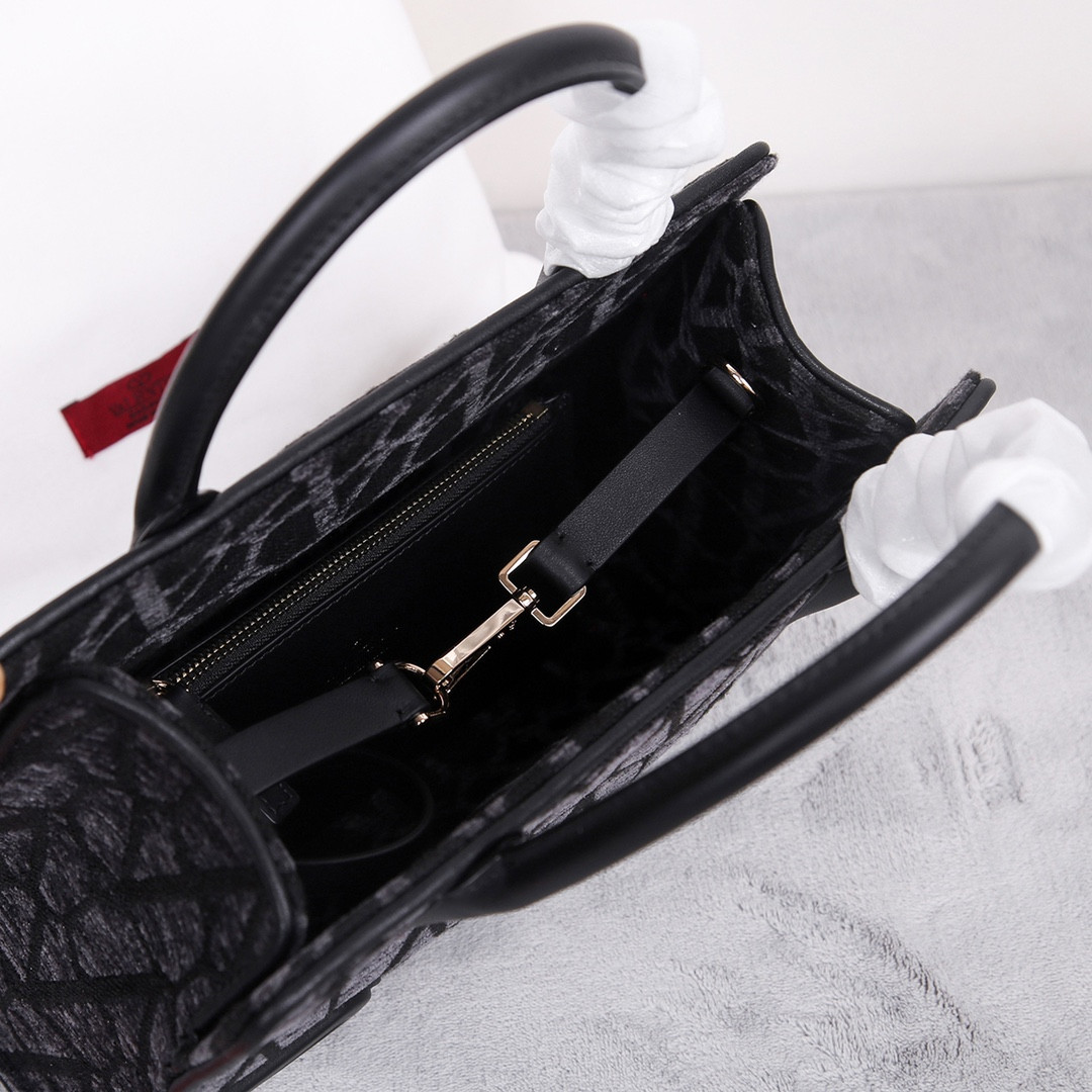 Va1e*ntin0 Garavani Le Quatrième Shopping Bag 28x19x12cm