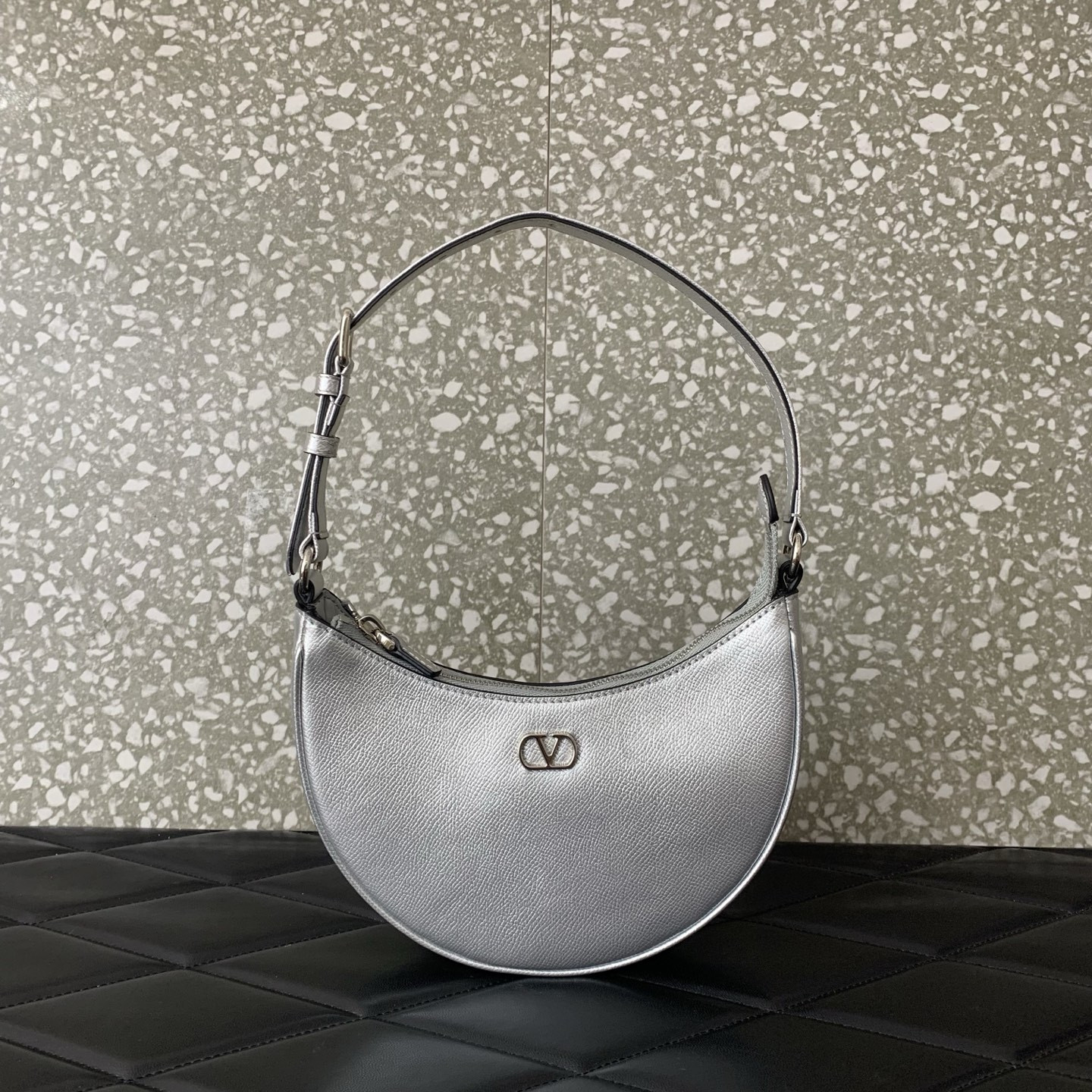 Va1e*ntin0 VLogo Signature Mini Hobo Bag 20x12x4cm