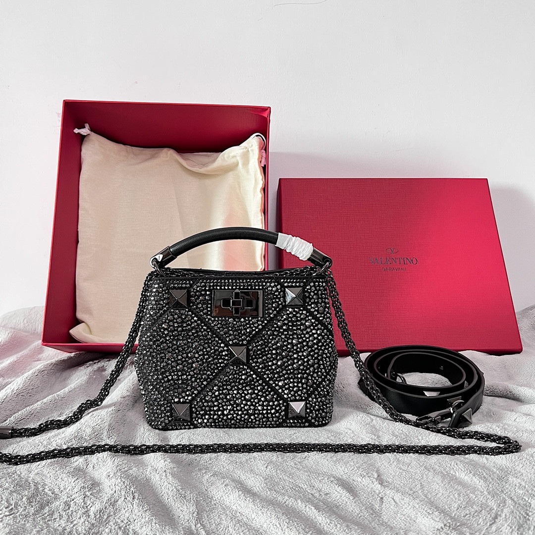 Va1e*ntin0 Garavani Roman Stud Bag 20x15x9cm