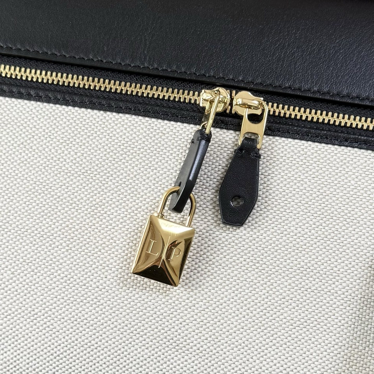 L0r0 P1ana Extra Pocket L27 16x27x10cm