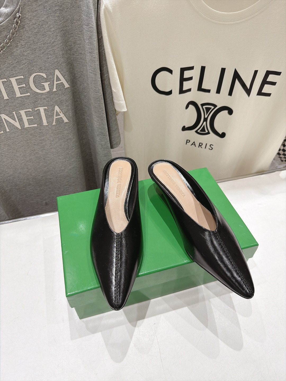 UA B0tt*ga Ven*ta Vesta Mule Pump 4cm Heel