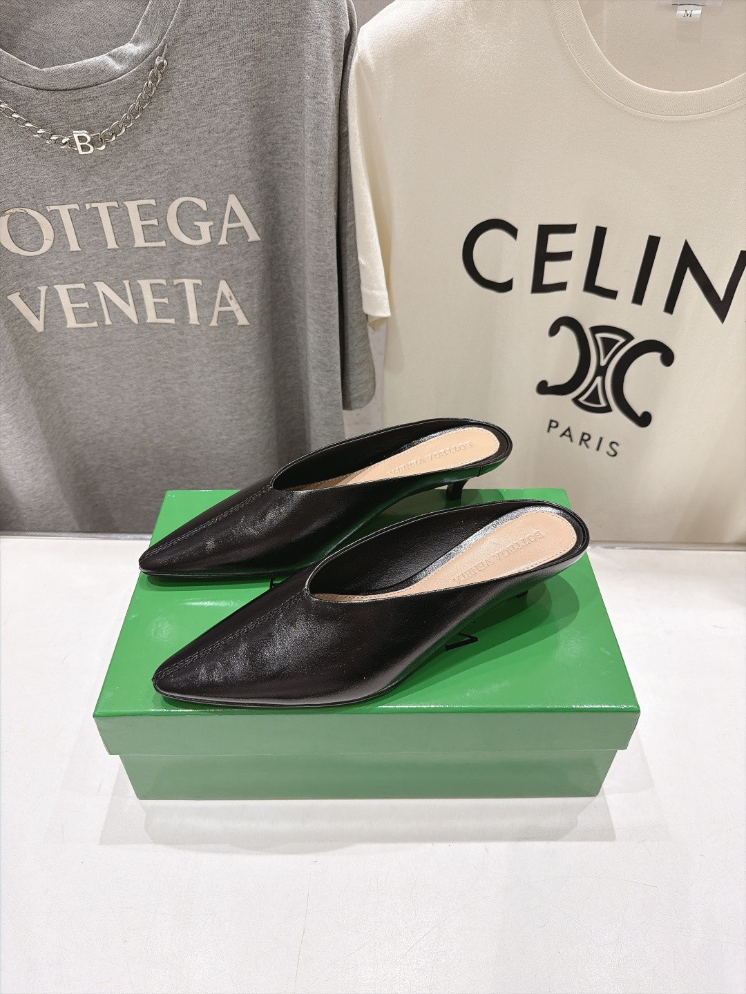 UA B0tt*ga Ven*ta Vesta Mule Pump 4cm Heel