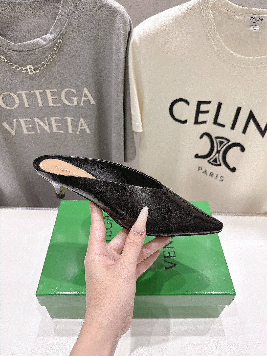 UA B0tt*ga Ven*ta Vesta Mule Pump 4cm Heel