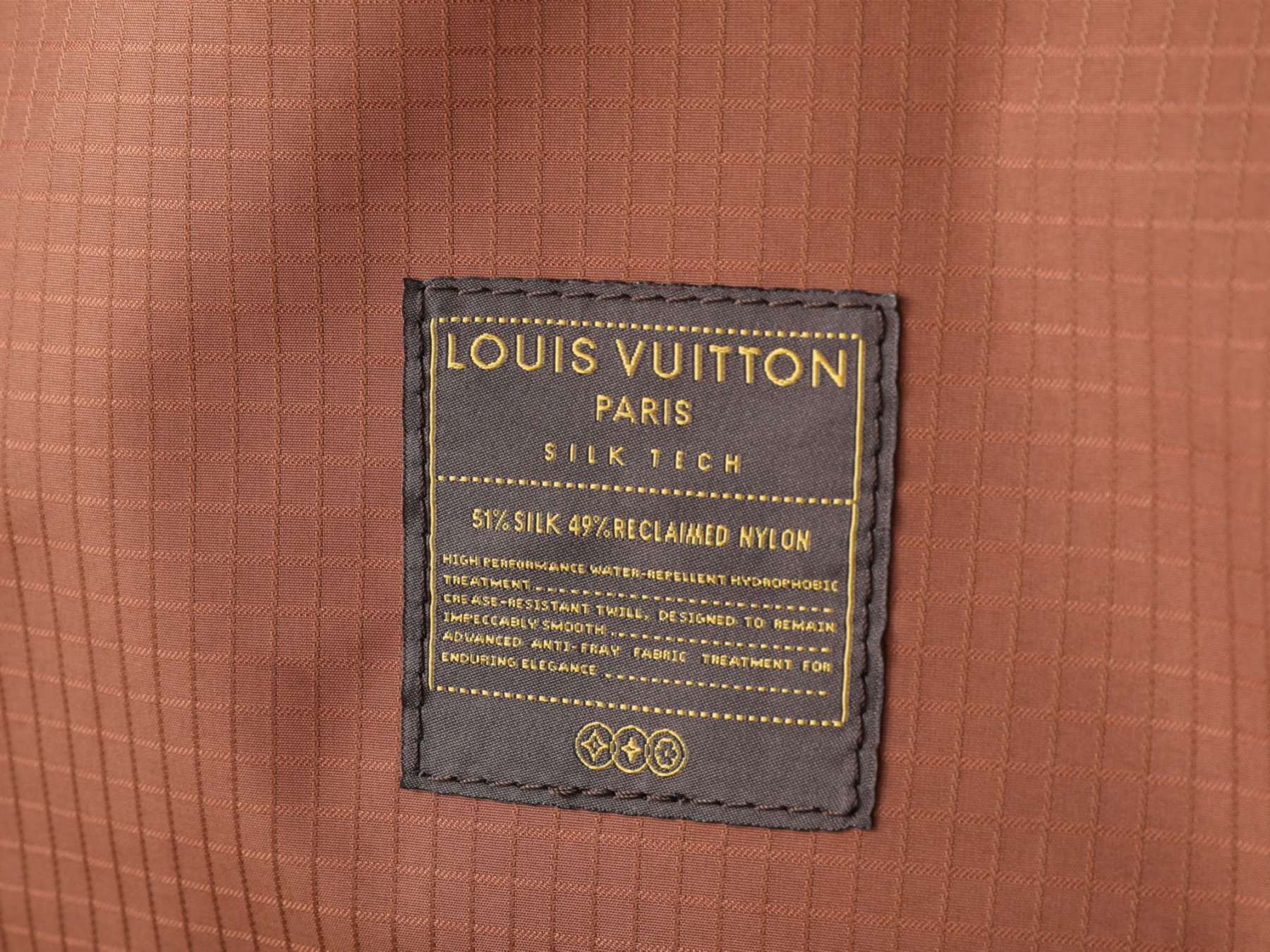 LV Track Backpack MM L0vis Vvtt0n Silk Tech M2A456 34 x 46 x 21 cm