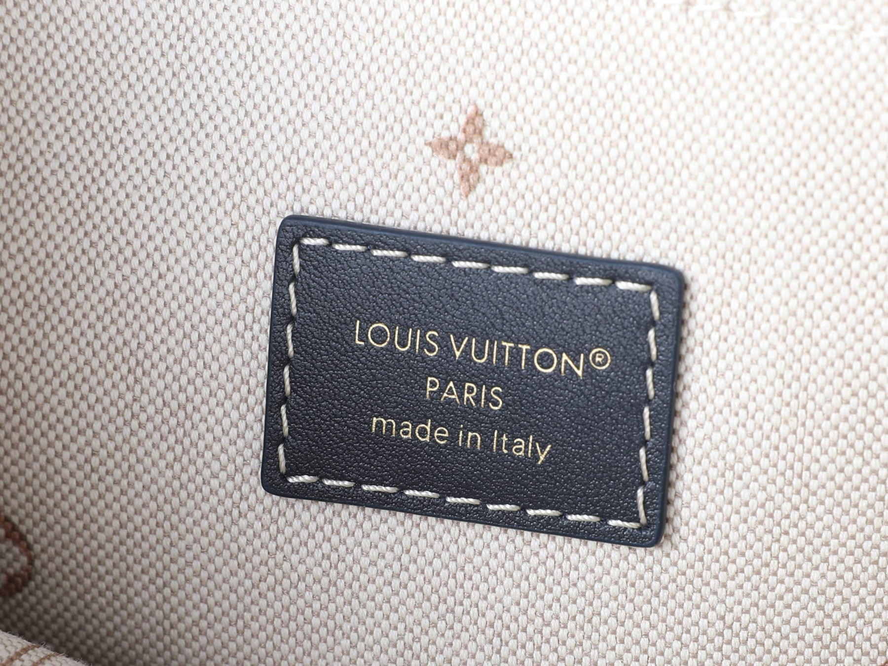 LV OnTheGo PM M2A097 25 x 19 x 11.5 cm