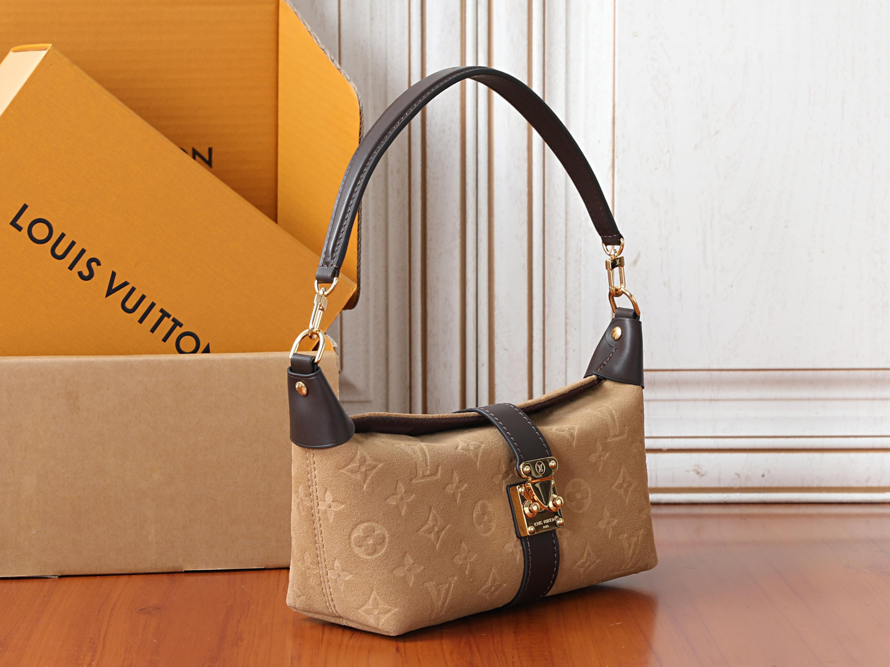 LV Pochette Mia M2A252 22 x 14.5 x 8 cm