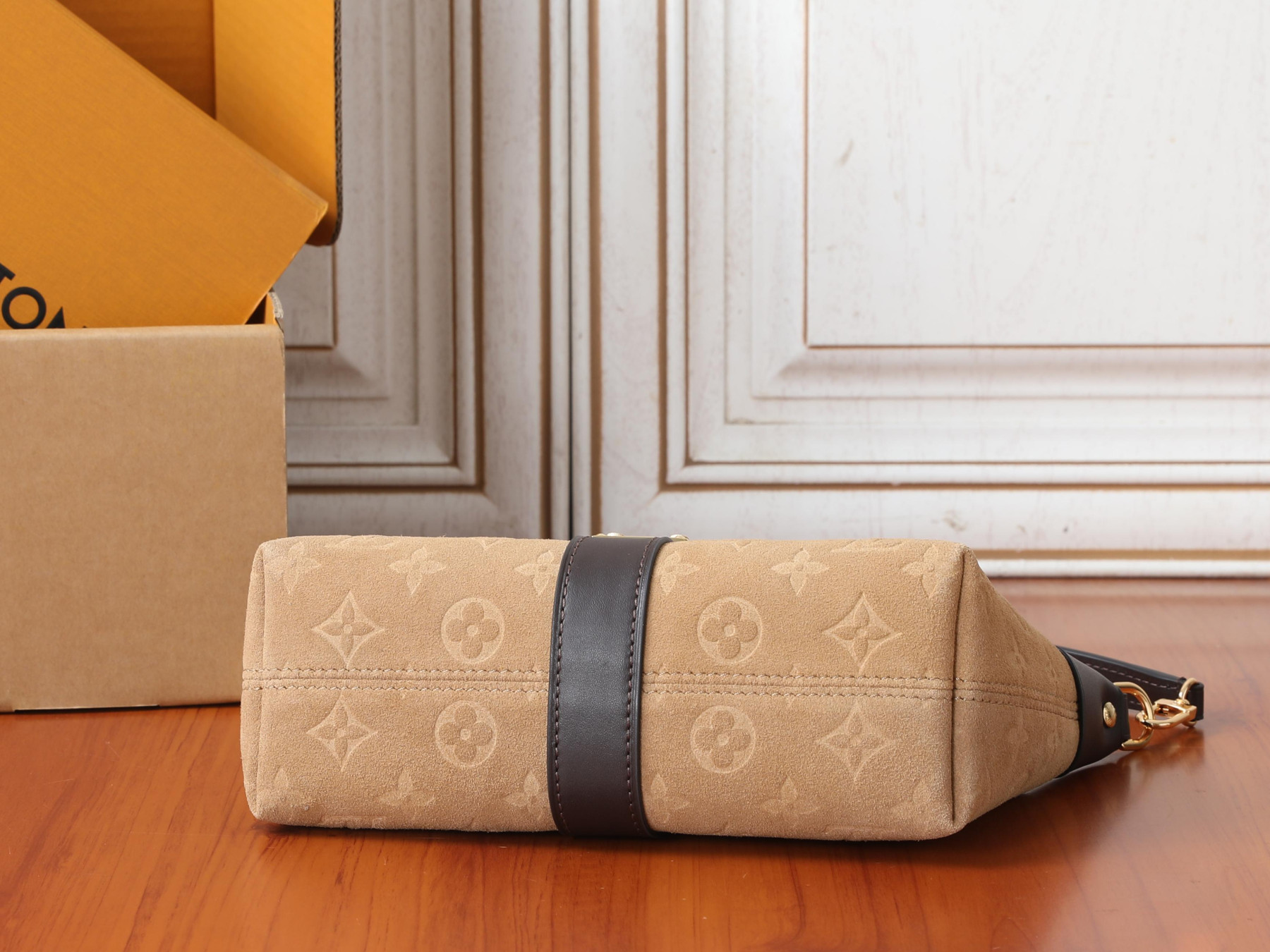LV Pochette Mia M2A252 22 x 14.5 x 8 cm