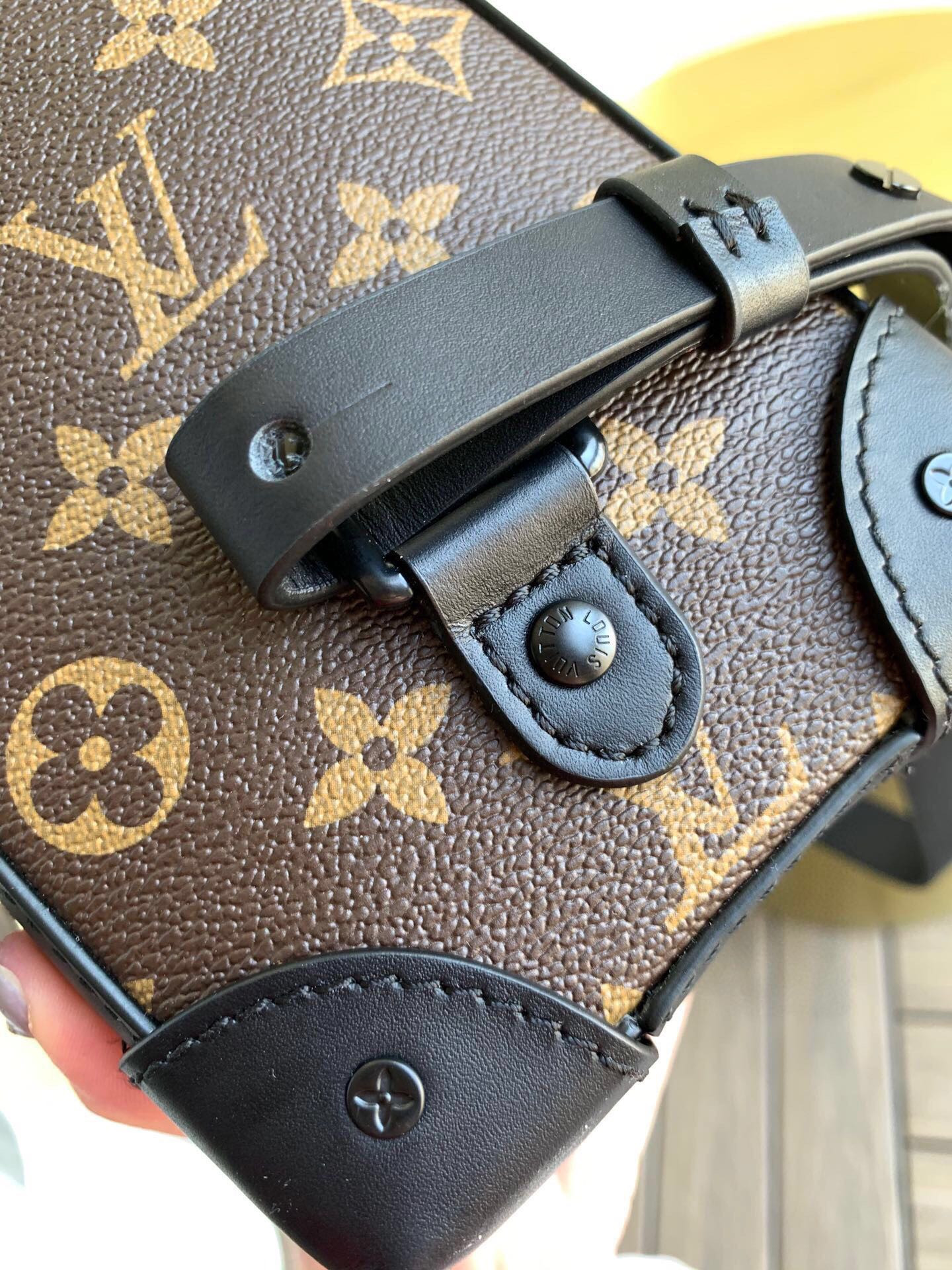LV VERTICAL SOFT TRUNK M80144